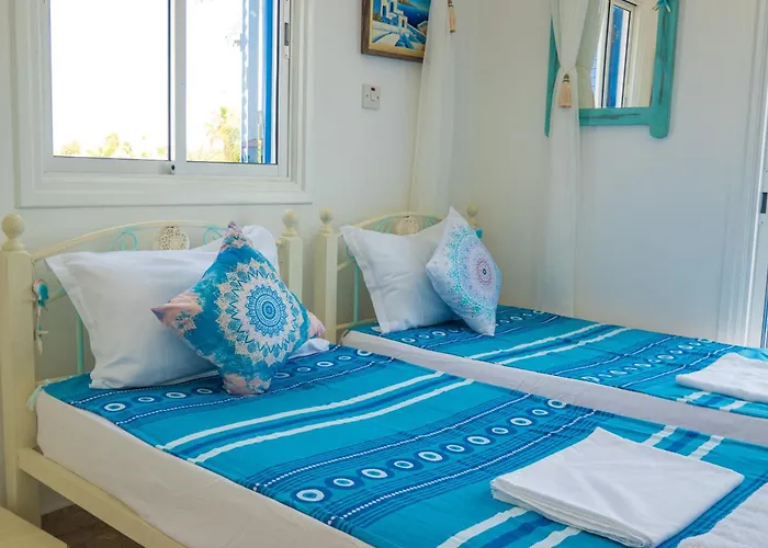 Greek Island Style 2 Bedroom Villa With Pool Next To The Sea