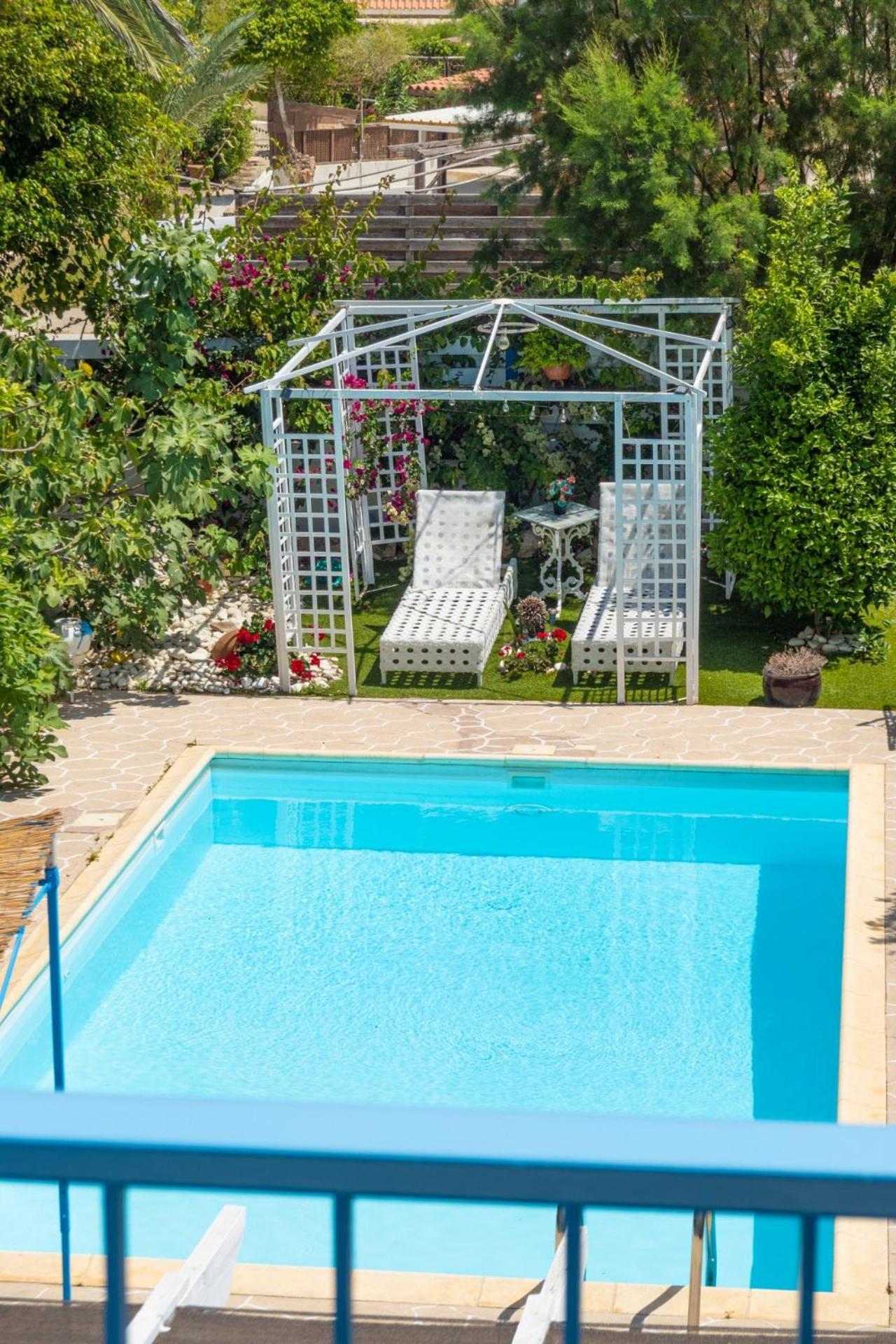 Greek Island Style 2 Bedroom With Pool Next To The Sea * Ларнака